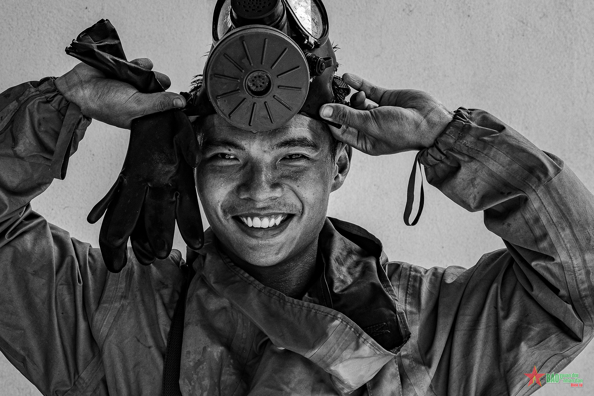 Bộ đội huấn luyện với khí tài phòng độc